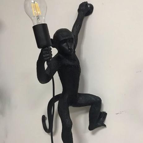 Závěsná lampa s opičkou