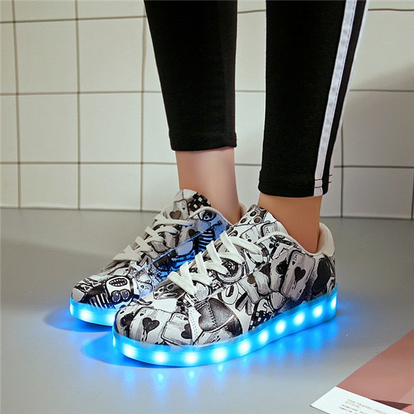 Svítící sneakers v různých vzorech