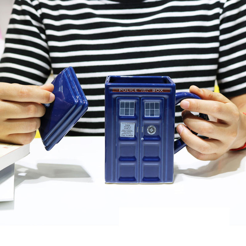 Hranatý hrneček v podobě Tardis z Doktora Who s víčkem